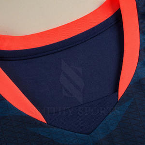 Vêtements de football personnalisés de haute qualité pour adultes Service OEM avec nom de l'équipe et logo par impression par sublimation - Product Image 3