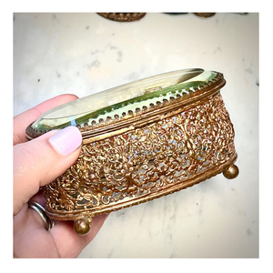 Boîte à bijoux en métal et verre en laiton pur conception en relief boîte à bijoux en métal fini doré au prix de gros pour accessoires de maquillage - Product Image 3