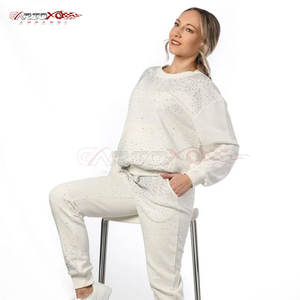 Sweat strass fantaisie pour femmes avec matériau doux et détails brillants Sweat-shirt strass chic pour femmes - Product Image 3