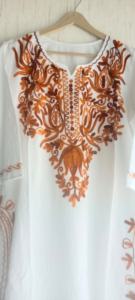 Kurti Cachemirí Blanco de Algodón Puro con Técnica de Bordado para Primavera y Otoño, Diseño Kurta Recto - Product Image 2