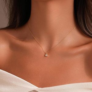 Collar con Mini Candado de Alta Gama Español con Incrustaciones de Circonita, Delicado y Pequeño Colgante de Candado. - Product Image 5