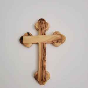 Cruz de madera maciza hecha a mano con mensaje inspirador y encanto rústico para exhibición de iglesia o hogar en la costa más baja - Product Image 1