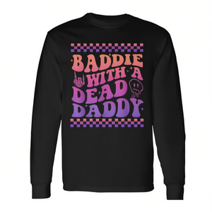 Maglietta a maniche lunghe promozionale Dead Dad Club Baddie con stampa 'Baddie with a Dead Daddy' - Product Image 2