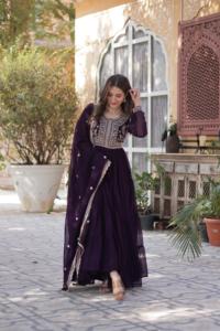 Alta demanda, las mujeres usan el vestido Anarkali para bodas y ropa festiva disponible a precios al por mayor de La India - Product Image 4