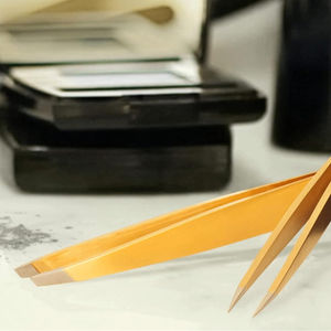 แหนบความแม่นยำสูงสำหรับการดูแลคิ้ว แหนบสแตนเลส ดีไซน์สมดุลตามหลักสรีรศาสตร์ - Product Image 5