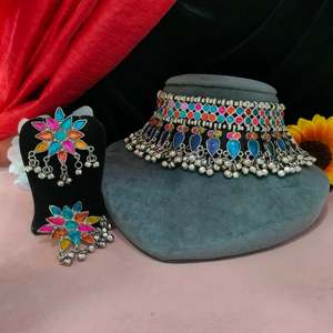 Conjunto de Gargantilla oxidada de fusión étnica elegante para mujer Collares de moda con detalles de Meenakari tradicional colorido - Product Image 1