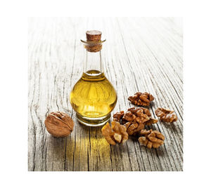 Huile de noix biologique dans un emballage en vrac pour la vente au détail et les applications commerciales emballées dans une bouteille en plastique - Product Image 4