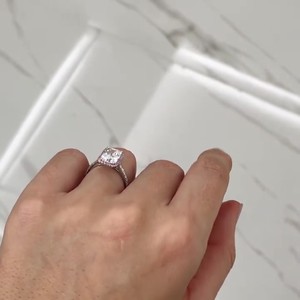 Bague de fiançailles Halo CZ blanc coupe rayonnante 14x10mm en argent avec accents roses | Bijoux de mariée élégants - Product Image 4