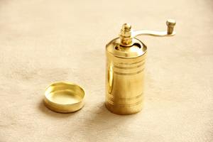 Salière et poivrière en laiton au design unique Finition très polie Facile à nettoyer pour table à manger à utiliser à la main-Meilleur prix - Product Image 4