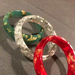 Bracelet en résine personnalisé fait à la main avec des fleurs incrustées pour les bijoux de mode pour les femmes et les filles à bas prix par AALIYAN IMPEX - Product Image 1