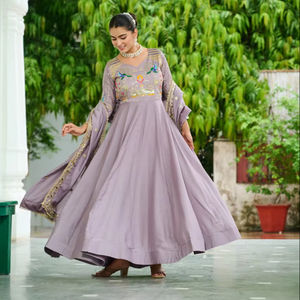 Robe Dupatta en soie Vichitra riche en sequins, broderie multi-fils Zari, costume VISHNU K DESIGNS LW-9299, manches 3/4, toutes saisons - Product Image 1