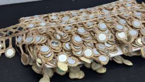 Ruban de broderie en verre réfléchissant de luxe, orné de dentelle et de miroirs, fabriqué à la main, écologique, pour vêtements ethniques et sacs de mariage - Product Image 5