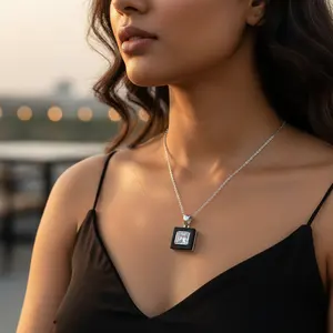 Colgante Cuadrado de Oro Rosa con Ónix y Circonita Cúbica para Mujer - Product Image 2