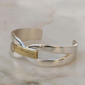 Pulsera Abierta Personalizada con Grabado para Mujer, Joyería de Diseño Hecha de Latón con Baño de Oro, Venta Directa de Fábrica - Product Image 3