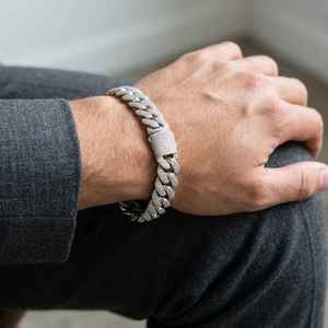Pulsera de eslabones cubanos de plata de ley con diamantes pavé de corte radiante, cierre cilíndrico, cadena de eslabones tipo curb totalmente engastada, diseño llamativo. - Product Image 2