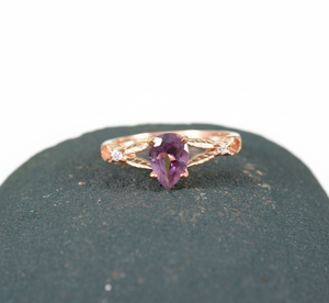 Anillo de Eternidad de Plata de Ley 925 Chapado en Oro Rosa con Gema de Amatista en Forma de Pera y Circonitas Blancas, Estilo Boho Clásico Perfecto para Cumpleaños - Product Image 2