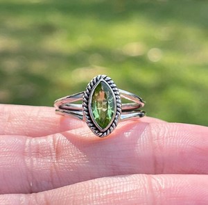 Bague minimaliste en argent sterling 925 faite à la main pour femme pierre de naissance d'août 10x5mm marquise lunette réglage Quartz péridot naturel - Product Image 3