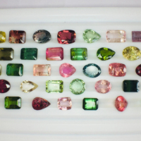 Lot de 58 pierres précieuses naturelles multi-tourmalines de haute qualité, lustre AAA, polissage parfait, certifiées IGI, coupes variées 5-10mm, 103 carats pour