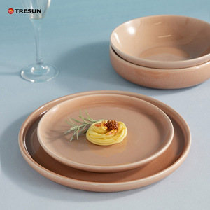 Assiettes à dîner en porcelaine glaçure réactive raffinée avec silhouette minimaliste et gradation de couleurs en couches pour une cuisine raffinée - Product Image 5