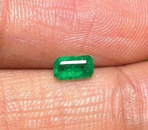 พลอยมรกตธรรมชาติสีเขียวทรงแปดเหลี่ยม น้ำหนัก 0.35 กะรัต - Product Image 4