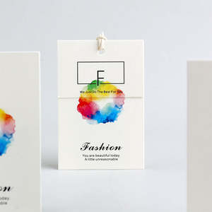 Étiquettes de vêtements en papier personnalisées OEM 2026 avec logo et nom, étiquettes suspendues en gros avec cordon pour la vente en vrac - Product Image 4