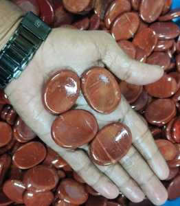 Vente en gros de pierre d'inquiétude en jaspe rouge naturel de meilleure qualité pierre de pouce polie pour le soulagement de l'anxiété Feng Shui méditation Reiki guérison - Product Image 2