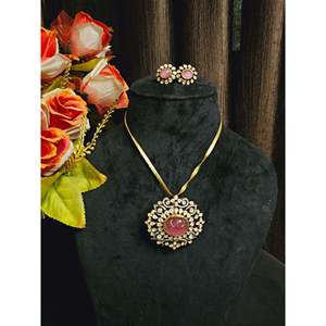 Conjunto de Joyería Vintage en Oro con Colgante Verde y Aretes para Bodas y Eventos - Product Image 2