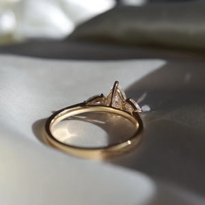 Ba đá 3 CT kéo dài Lê cắt moissanite đối xứng một trung tâm hình Quả lê và ba vòng đá sáng chói bằng vàng - Product Image 4