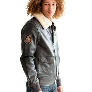 Blouson aviateur en cuir de haute qualité pour hommes avec patchs authentiques | Design personnalisable - Product Image 3