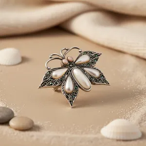 Broche Elegante de Plata 925 Vintage con Forma de Mariposa y Flor, con Incrustaciones de Perla de Agua Dulce y Marcasita, para Uso Diario Femenino - Product Image 1