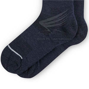 Calcetines de fútbol cómodos con logotipo personalizado de diseño único para todos los tamaños al mejor precio para ropa deportiva en diferentes colores y tamaños - Product Image 3