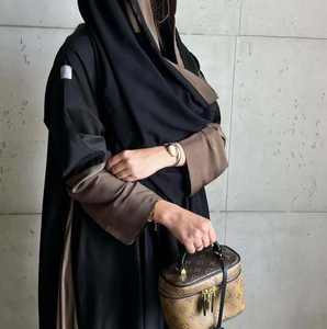 Vente en gros Abaya de luxe en satin pour femmes de petite taille manches à volants en soie de haute qualité conçue sur mesure pour les musulmans d'inspiration Dubaï - Product Image 4