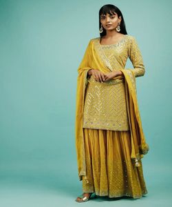 Faites une déclaration avec nos créations de vêtements de mariée attrayantes telles que les magnifiques robes Kanchipuram ornées de pierres exquises - Product Image 1