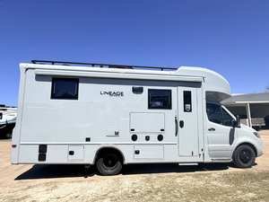 Camping-car 4x4 tout-terrain en excellent état pour expéditions |   Camping-car de luxe autonome en aluminium et acier pour le camping en extérieur 4-6 personnes - Product Image 3