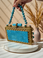 Pochette à panneaux en pierre de turquoise, pierres incrustées à la main, cadre doré orné, fabrication artisanale, luxe, écologique, chaînes, mode