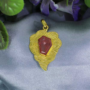 Colgante de latón chapado en oro al por mayor, componente de joyería de piedras preciosas craqueladas de cereza - Product Image 3