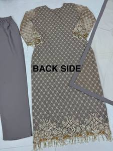 Ensemble de costumes de la collection Eid de Designer Heavy Party Wear en tissu filet doux de qualité supérieure avec des détails complexes pour les occasions festives - Product Image 6