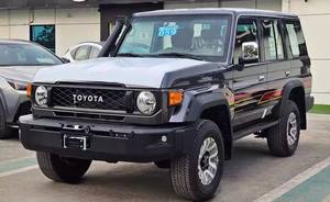 Clean Gray 2024 para 76 Hard Top Gasolina Usado Asientos de Cuero Transmisión Automática Volante a la Izquierda SUV Paquete Tecnológico - Product Image 2