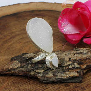 แหวนเงินแท้ประดับด้วยพลอยดรูซี่สีขาว ขนาด 30x19 มม. และ 8x6 มม. น้ำหนัก 9.34 กรัม พลอยเม็ดเดี่ยวทรงหรูหรา - Product Image 2