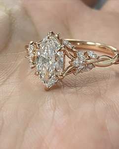 Bague de fiançailles vintage en moissanite taille marquise en or rose avec pierres latérales à accent feuille, bijoux de mariée de luxe - Product Image 2