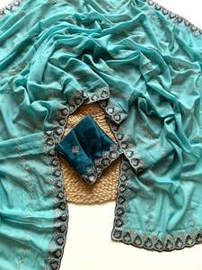 Sari de Georgette de Seda Tradicional de Primera Calidad con Bordado Multicolor y Blusa con Bordado en Contraste - Product Image 2