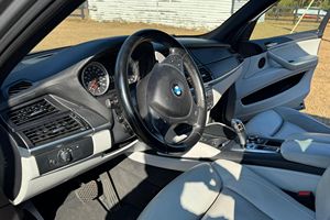 BMW X5 M 2013 d'occasion, 555 ch, V8 biturbo, transmission intégrale, pack d'assistance à la conduite, non modifié - Product Image 4
