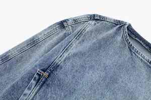 Experimente el ajuste perfecto con nuestras opciones de cintura y mangas ajustables, disponibles en varios tonos índigo de blusas vaqueras para mujer. - Product Image 6