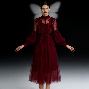 Robe de soirée cocktail élégante pour femme, personnalisable, en maille lavande avec dentelle florale, col montant et manches longues, collection 2026 - Product Image 1