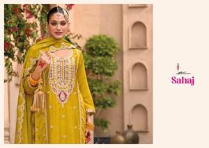 Costumes de palazzo élégants en chinon lourd avec broderie complexe, parfaits pour les mariages et les célébrations festives - Product Image 5