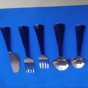 Magnifique ensemble de couverts arc-en-ciel avec une construction en acier durable et des tons vibrants rehaussant les repas quotidiens et les dîners festifs - Product Image 6