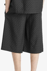 Bermuda texturé noir pour homme avec ceinture élastique et motif géométrique subtil, confortable et élégant pour l'été - Product Image 3