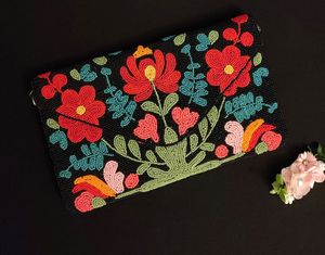 Pochette à chaîne avec motif de fleurs et perles - Product Image 3