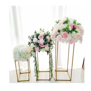 Juego de 3 Centros de Mesa de Metal Hechos a Mano en Color Dorado, de Diferentes Tamaños y Formas Personalizadas, para Uso en Interiores y Exteriores - Product Image 3