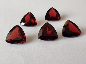 Meilleure qualité AAA Grade lâche 5mm trillion coupe grenat rouge pierres précieuses en gros pierres naturelles pour lot de bijoux - Product Image 2